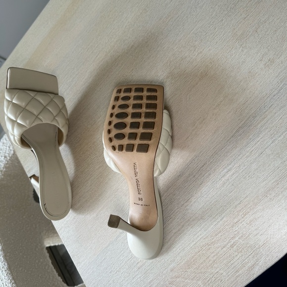 BOTTEGA VENETA 100%AUTHENTIC Embossed rubber slides Color Cream Size 38 - Picture 7 of 9